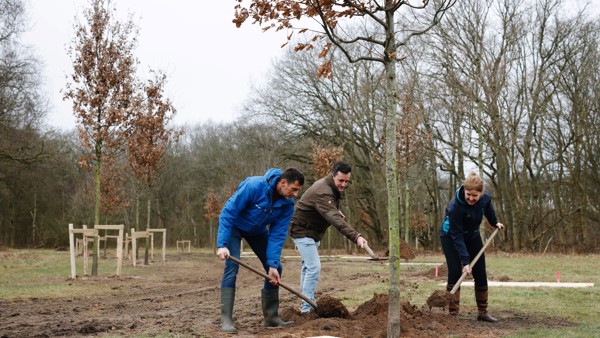 Annemarie Hoogeveen, Regiodirecteur Zuid-Holland Noord van Arriva, Bastiaan Bot van Stichting van Zuid-Hollands Landschap en Frans van Zijderveld, Programmamanager Bos Nederland van Trees for All, leggen de laatste hand aan de realisatie van de nieuwe bomenlaan op Landgoed Nieuw Leeuwenhorst. Annemarie Hoogeveen, Regiodirecteur Zuid-Holland Noord van Arriva, Bastiaan Bot van Stichting van Zuid-Hollands Landschap en Frans van Zijderveld, Programmamanager Bos Nederland van Trees for All, leggen de laatste hand aan de realisatie van de nieuwe bomenlaan op Landgoed Nieuw Leeuwenhorst.