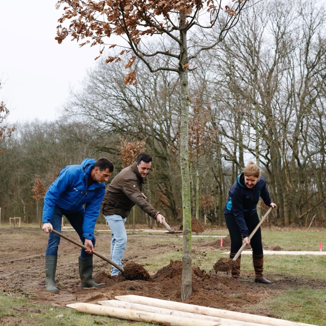 Annemarie Hoogeveen, Regiodirecteur Zuid-Holland Noord van Arriva, Bastiaan Bot van Stichting van Zuid-Hollands Landschap en Frans van Zijderveld, Programmamanager Bos Nederland van Trees for All, leggen de laatste hand aan de realisatie van de nieuwe bomenlaan op Landgoed Nieuw Leeuwenhorst. Annemarie Hoogeveen, Regiodirecteur Zuid-Holland Noord van Arriva, Bastiaan Bot van Stichting van Zuid-Hollands Landschap en Frans van Zijderveld, Programmamanager Bos Nederland van Trees for All, leggen de laatste hand aan de realisatie van de nieuwe bomenlaan op Landgoed Nieuw Leeuwenhorst.