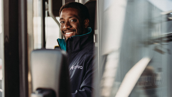 Buschauffeur Ryan Portret in de bus Buschauffeur Ryan Portret in de bus