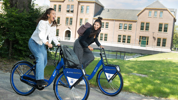 Studenten op de Arriva deelfiets Studenten op de Arriva deelfiets