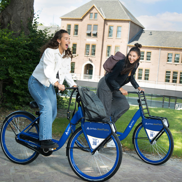 Studenten op de Arriva deelfiets Studenten op de Arriva deelfiets
