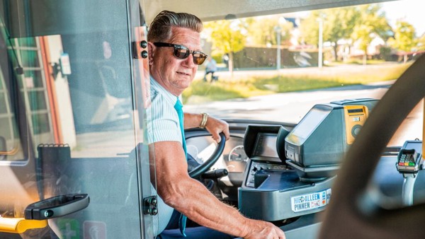 Buschauffeur in de bus Buschauffeur in de bus