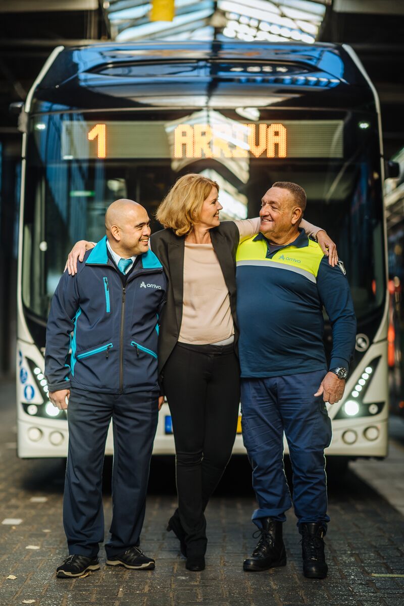 Mensen voor Arriva bus