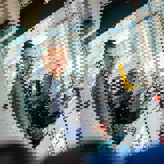 Chauffeur achter het stuur van een bus Chauffeur achter het stuur van een bus