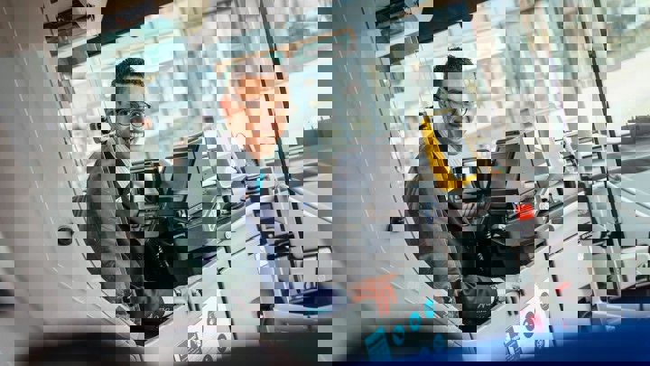 Chauffeur achter het stuur van een bus Chauffeur achter het stuur van een bus