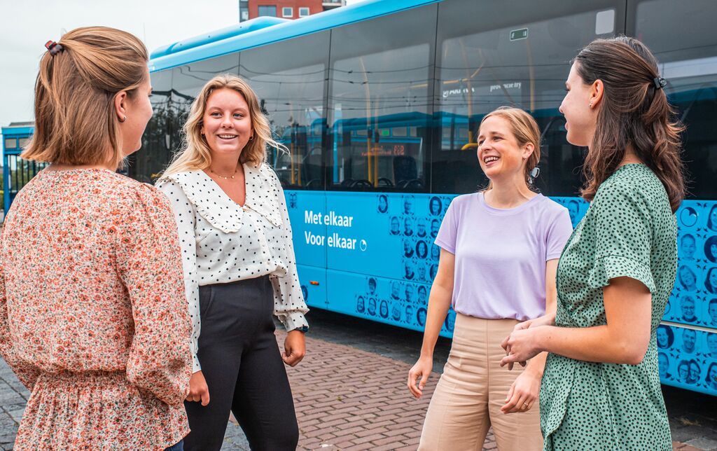 Trainees bij de bus 3