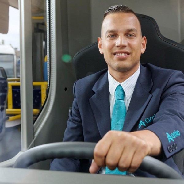 Chauffeur achter het stuur Chauffeur achter het stuur