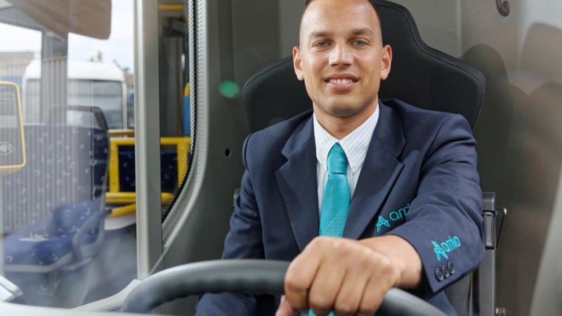 Chauffeur achter het stuur Chauffeur achter het stuur