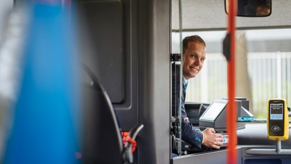 Buschauffeur in de bus Buschauffeur in de bus